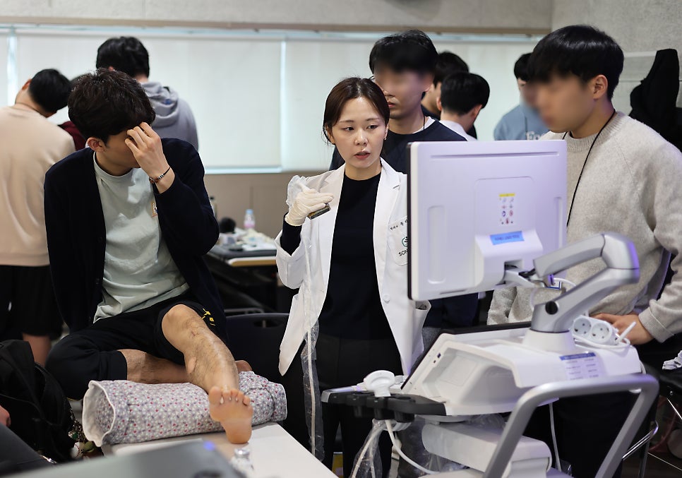 여성 한의사가 남성 환자의 다리에 초음파 검사를 시연하는 모습 — 초음파 정밀 진단 | 서울 바로한의원 초음파 약침·도침·침도