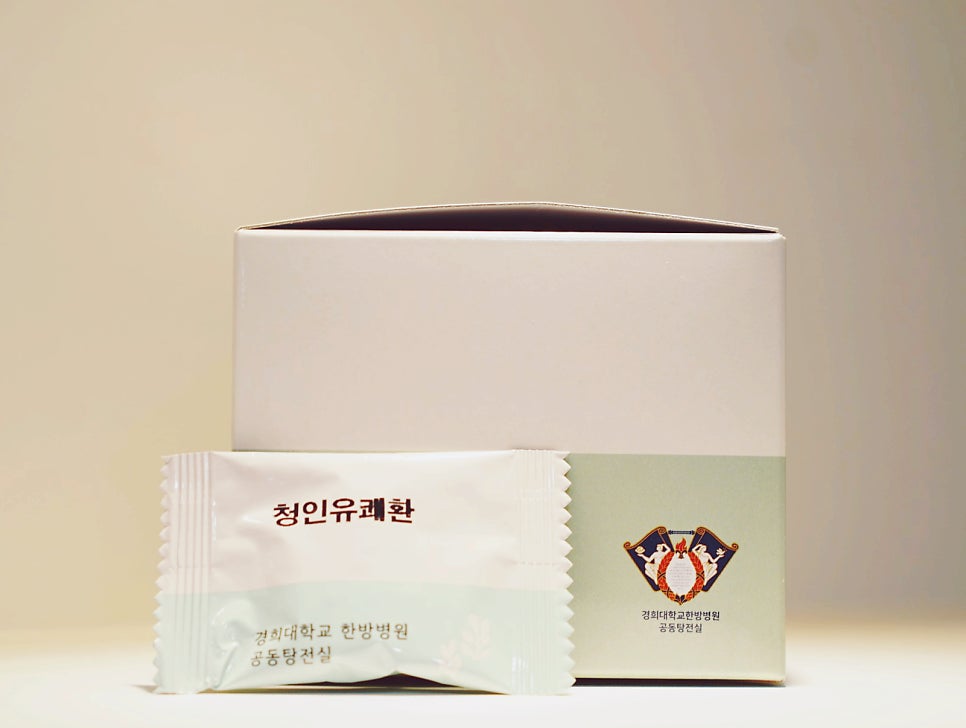 경희대학교 한방병원 공동탕전실의 청인유쾌환 포장지와 흰색 상자 — 서울 바로한의원 초음파 약침·도침