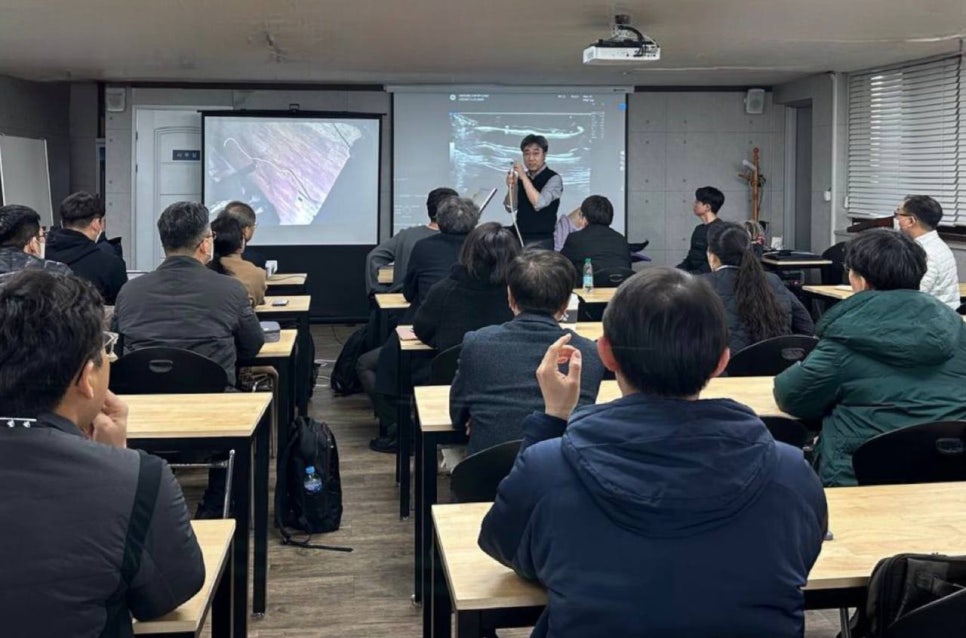 강사가 경혈 초음파 실습 세미나에서 참석자들에게 강의하고 있는 모습 — 대한한의영상학회 초음파 약침·도침 강의 | 서울 바로한의원