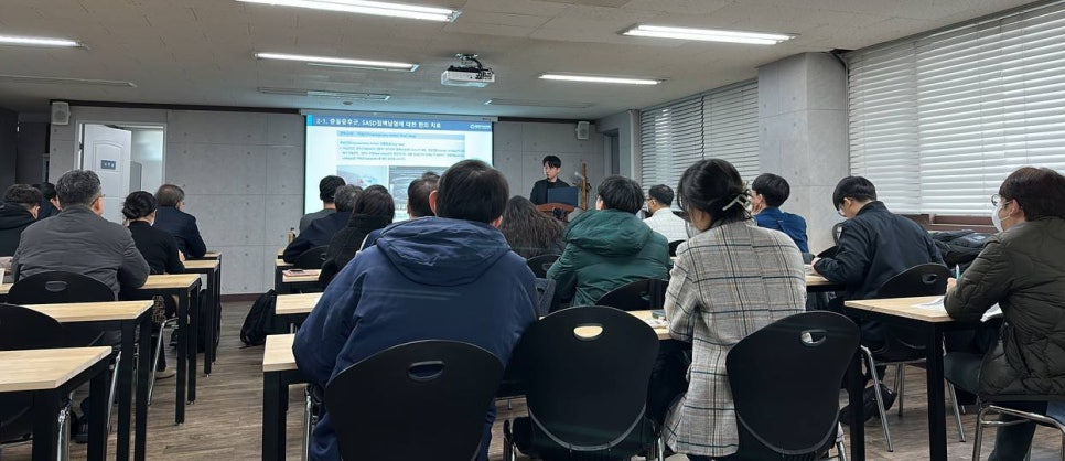 강의실에서 여러 명이 앉아 스크린의 발표 자료를 보며 강사의 설명을 듣고 있다 — 대한한의영상학회 초음파 약침·도침 강의 | 서울 바로한의원