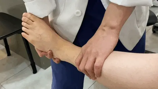 의료진이 환자의 발목과 종아리 부분을 검사하는 모습 — 서울 바로한의원 초음파 약침·도침
