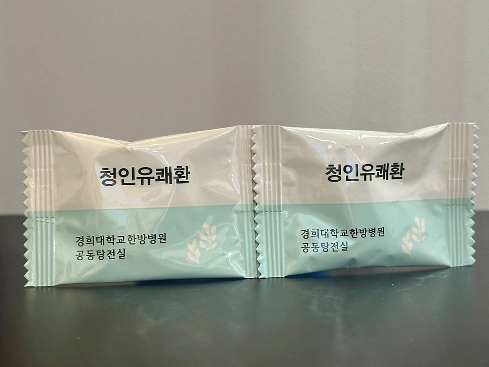 흰색과 연두색 포장지에 '청인유쾌환'과 '경희대학교한방병원 공동탕전실' 문구가 있는 두 개의 제품 사진 — 서울 바로한의원 초음파 약침·도침