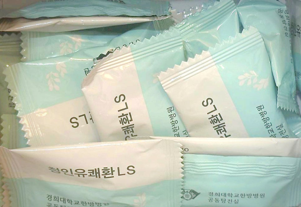 청인유쾌환 LS라고 적힌 연하늘색과 흰색 개별 포장 한약들이 쌓여 있는 모습 — 서울 바로한의원 초음파 약침·도침