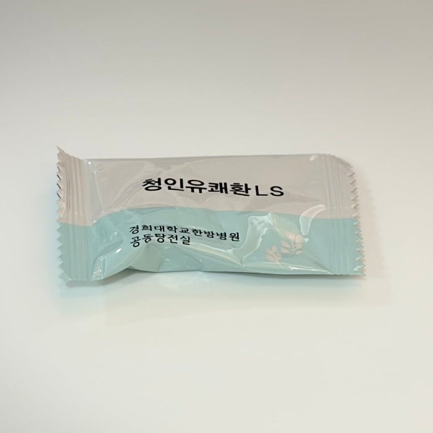 흰 배경에 '청인유쾌환 LS'라고 적힌 포장된 한약 제품이 놓여 있다. 포장지에는 '경희대학교 한방병원 공동탕전실' 문구도 보인다 — 서울 바로한의원 초음파 약침·도침