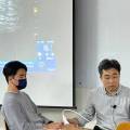 강의실에서 두 남성이 앉아 있고, 뒤쪽 스크린에 영상이 투사되고 있는 모습 — 대한한의영상학회 초음파 약침·도침 강의 | 서울 바로한의원 안태석 원장