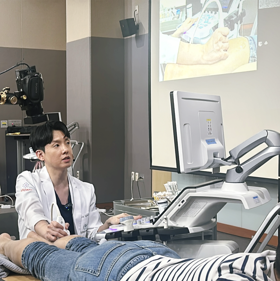 한의사가 환자의 다리에 초음파 기기를 대고 약침 시술을 시연하는 모습입니다 — 초음파 유도하 약침 시술 | 서울 바로한의원