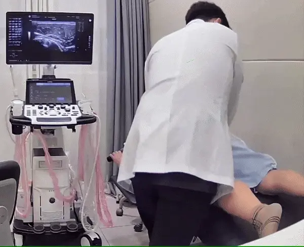 의료진이 누워있는 환자를 진찰하고 있으며, 옆에는 초음파 기기가 화면에 초음파 영상을 보여주고 있습니다 — 초음파 정밀 진단 | 서울 바로한의원 초음파 약침·도침·침도