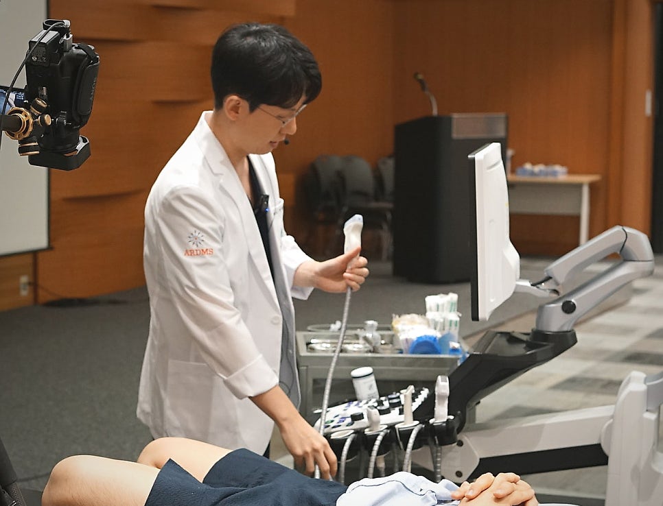한의사가 누워있는 환자의 발목에 초음파 검사를 하는 모습 — 초음파 정밀 진단 | 서울 바로한의원 초음파 약침·도침·침도