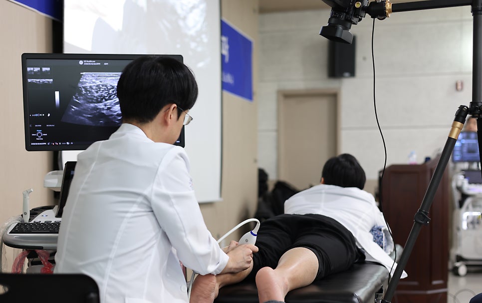 의사가 환자의 발에 초음파 검사를 하고 있습니다 — 초음파 정밀 진단 | 서울 바로한의원 초음파 약침·도침·침도