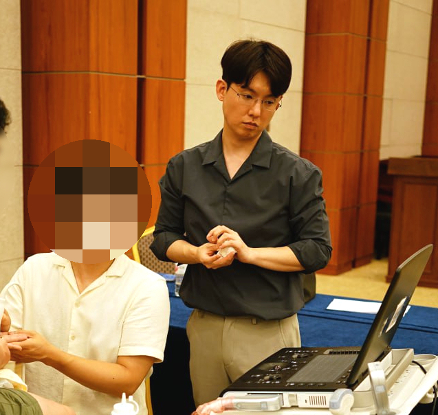 한의사가 환자 옆에 서서 초음파 기기를 사용하는 모습 — 초음파 정밀 진단 | 서울 바로한의원 초음파 약침·도침·침도