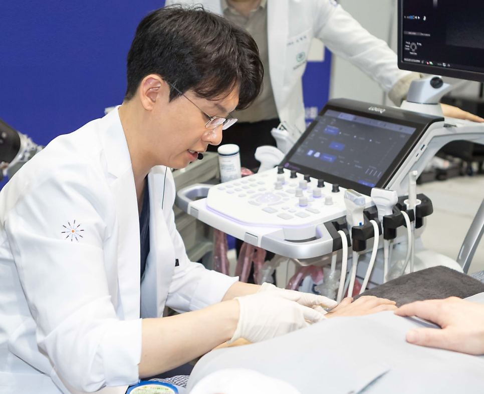의사가 환자의 복부에 초음파 검사를 하고 있는 모습 — 초음파 정밀 진단 | 서울 바로한의원 초음파 약침·도침·침도