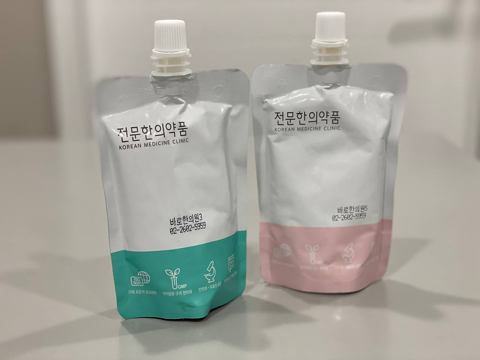 두 개의 한약 파우치 사진. 왼쪽은 아래가 청록색, 오른쪽은 분홍색이다 — 서울 바로한의원 초음파 약침·도침