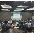 강의실에서 많은 참석자들이 스크린에 보이는 의료 관련 영상을 보며 교육을 듣고 있으며, 스크린 상단에는 '2023 경기도 한의사회' 배너가 보인다 — 대한한의영상학회 초음파 약침·도침 강의 | 서울 바로한의원