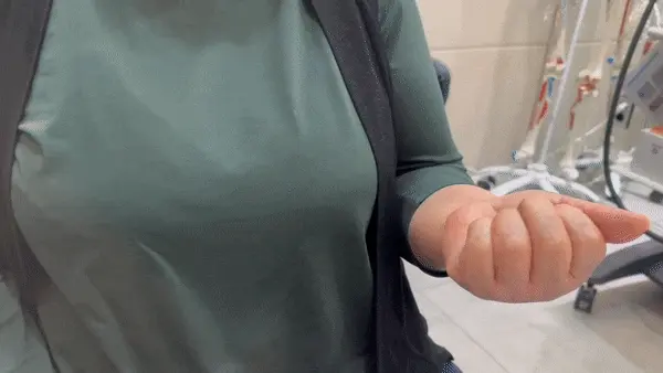 초록색 상의를 입은 사람의 오른손이 손바닥을 위로 향한 채 손가락을 구부리고 있다 — 초음파 약침·도침 임상 논문 | 서울 바로한의원