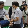 여러 명이 누워있는 사람에게 초음파 기기를 대고 실습하는 모습 — 초음파 정밀 진단 | 서울 바로한의원 초음파 약침·도침·침도