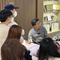 여러 명의 한의대생들이 경혈 초음파 실습 교육에 참여하여 실습을 진행하는 모습 — 초음파 정밀 진단 | 서울 바로한의원 초음파 약침·도침·침도