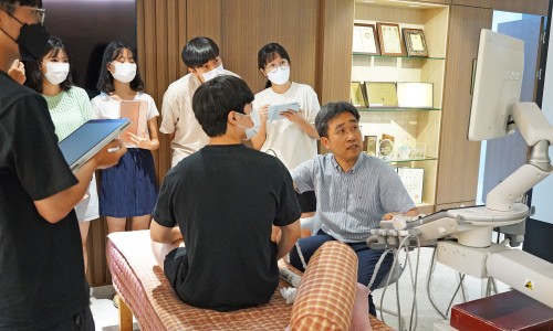 한의대생들이 한의사의 지도 아래 초음파 실습 교육을 받고 있다 — 초음파 정밀 진단 | 서울 바로한의원 초음파 약침·도침·침도