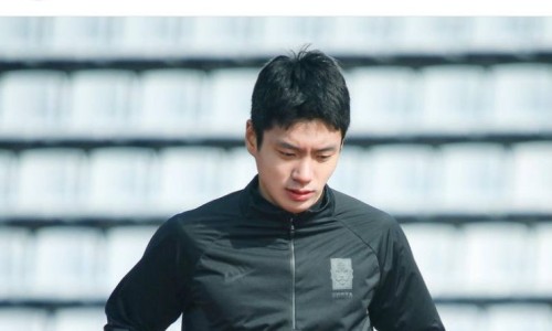 한국 대표팀 로고가 있는 검은색 운동복을 입고 아래를 응시하는 남성 — 서울 바로한의원 초음파 약침·도침
