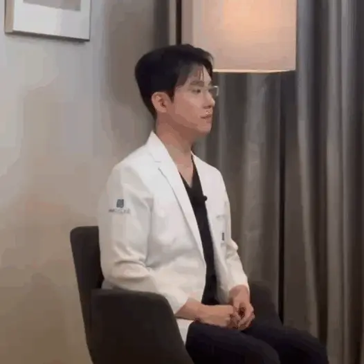 흰색 의사 가운을 입은 남성이 의자에 앉아 오른쪽을 바라보고 있다 — 서울 바로한의원 초음파 약침·도침