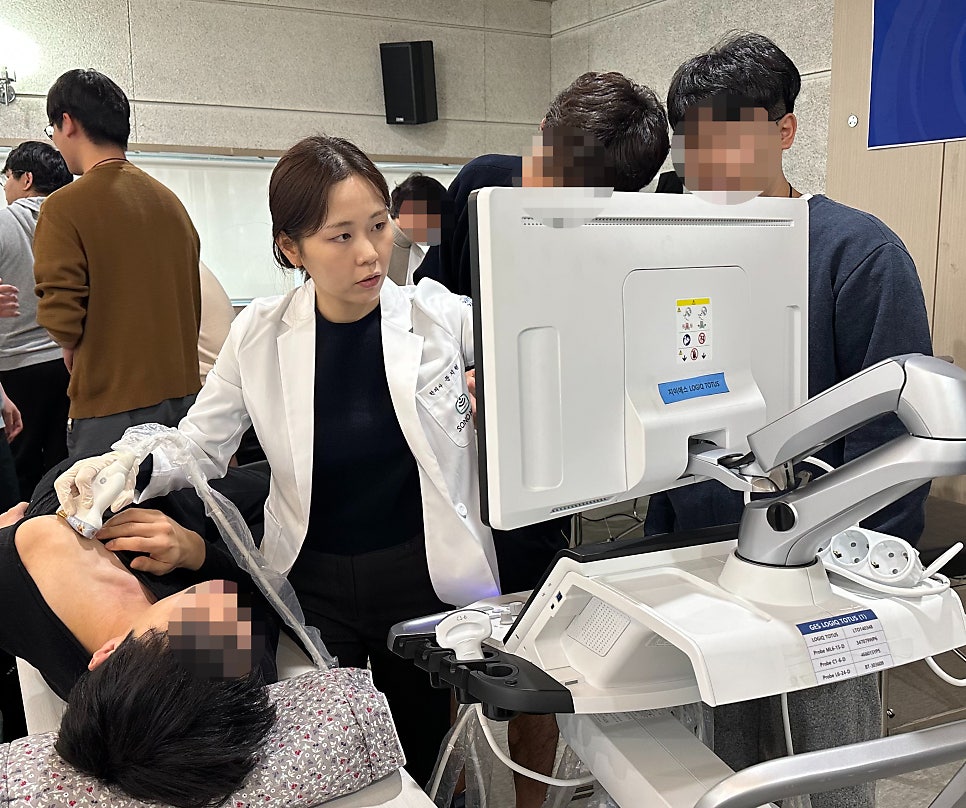 한의사가 환자의 목에 초음파 기기를 대고 모니터를 보며 시술하는 모습 — 초음파 유도하 약침 시술 | 서울 바로한의원