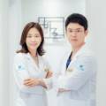 한의사 두 명이 흰 가운을 입고 팔짱을 낀 채 서 있다 — 서울 바로한의원 초음파 약침·도침