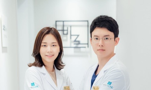 한의원 복도에서 흰 가운을 입은 남녀 의료진 두 명이 서 있다 — 서울 바로한의원 초음파 약침·도침
