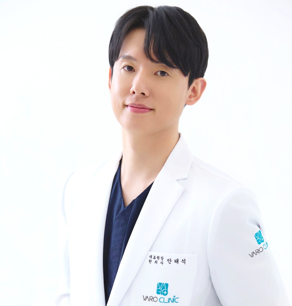 흰색 의사 가운을 입고 이름표를 단 남성이 카메라를 보며 미소 짓고 있다 — 대한한의영상학회 초음파 약침·도침 강의 | 서울 바로한의원 안태석 원장