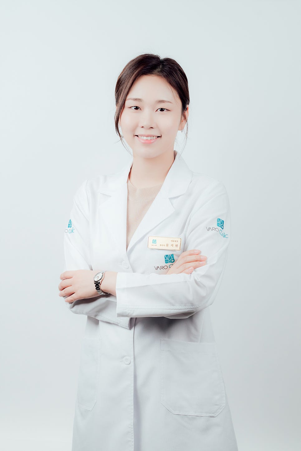 한의사 문지현이 흰색 가운을 입고 팔짱을 낀 채 미소 짓고 있는 상반신 사진 — 서울 바로한의원 초음파 약침·도침
