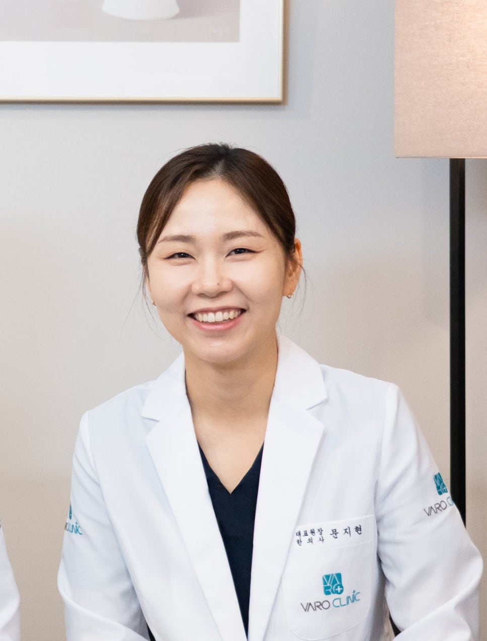 흰색 가운을 입고 미소 짓는 여성 한의사 — 서울 바로한의원 초음파 약침·도침