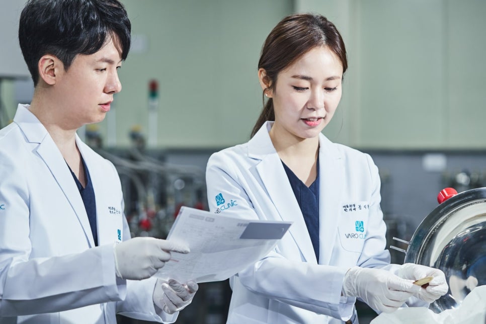 한의사 두 명이 실험실에서 서류를 보며 한의약재를 준비하고 있다 — 서울 바로한의원 초음파 약침·도침