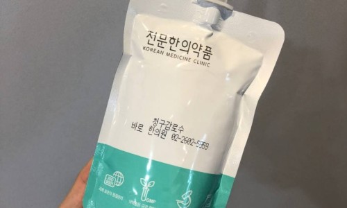 한의원 로고와 '청구감로수' 제품명이 인쇄된 한약 파우치를 손으로 들고 있는 모습 — 서울 바로한의원 초음파 약침·도침