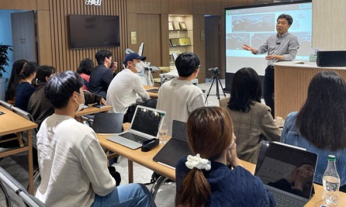 한의대생들이 강의실에 앉아 강사의 경혈 초음파 실습 교육을 듣고 있는 모습 — 대한한의영상학회 초음파 약침·도침 강의 | 서울 바로한의원
