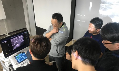 여러 명이 초음파 기기 화면에 보이는 초음파 영상을 함께 보고 있다 — 초음파 정밀 진단 | 서울 바로한의원 초음파 약침·도침·침도