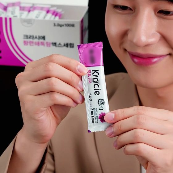 한 남자가 크라시에 황련해독탕 스틱형 포장을 들고 있는 모습 — 서울 바로한의원 초음파 약침·도침