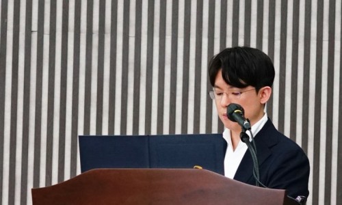 강단에서 마이크를 잡고 연설하는 남성 — 대한한의영상학회 초음파 약침·도침 강의 | 서울 바로한의원 안태석 원장