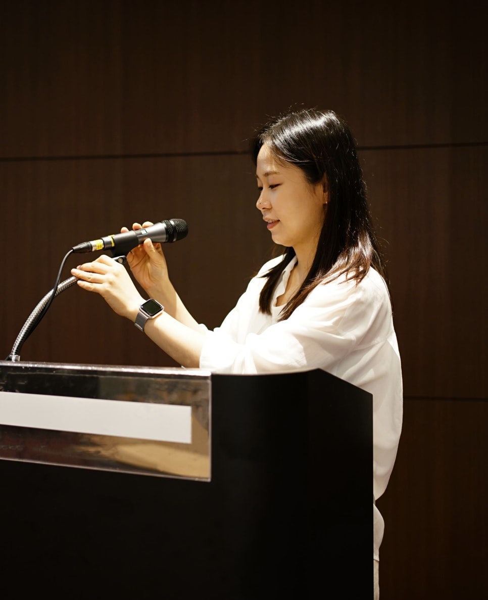 한 여성이 연단에서 마이크를 잡고 발표하고 있다 — 대한한의영상학회 초음파 약침·도침 강의 | 서울 바로한의원 문지현 원장