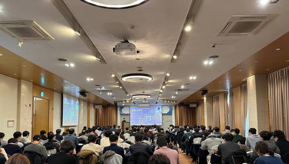 강당에 앉은 많은 사람들이 정형 초음파 관련 강연을 듣고 있는 모습 — 대한한의영상학회 초음파 약침·도침 강의 | 서울 바로한의원