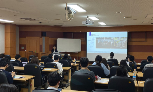 강의실에서 강사가 청중에게 대흉근 및 소흉근 초음파 영상을 보여주며 설명하고 있다 — 대한한의영상학회 초음파 약침·도침 강의 | 서울 바로한의원