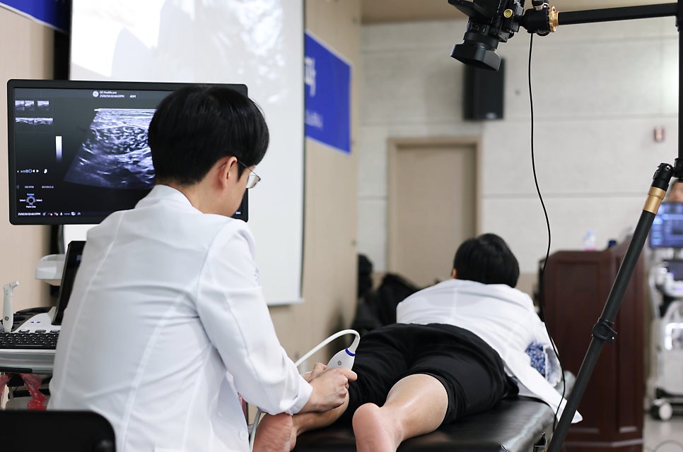 한의사가 환자의 다리에 초음파 기기를 대고 초음파 화면을 보고 있다 — 초음파 정밀 진단 | 서울 바로한의원 초음파 약침·도침·침도