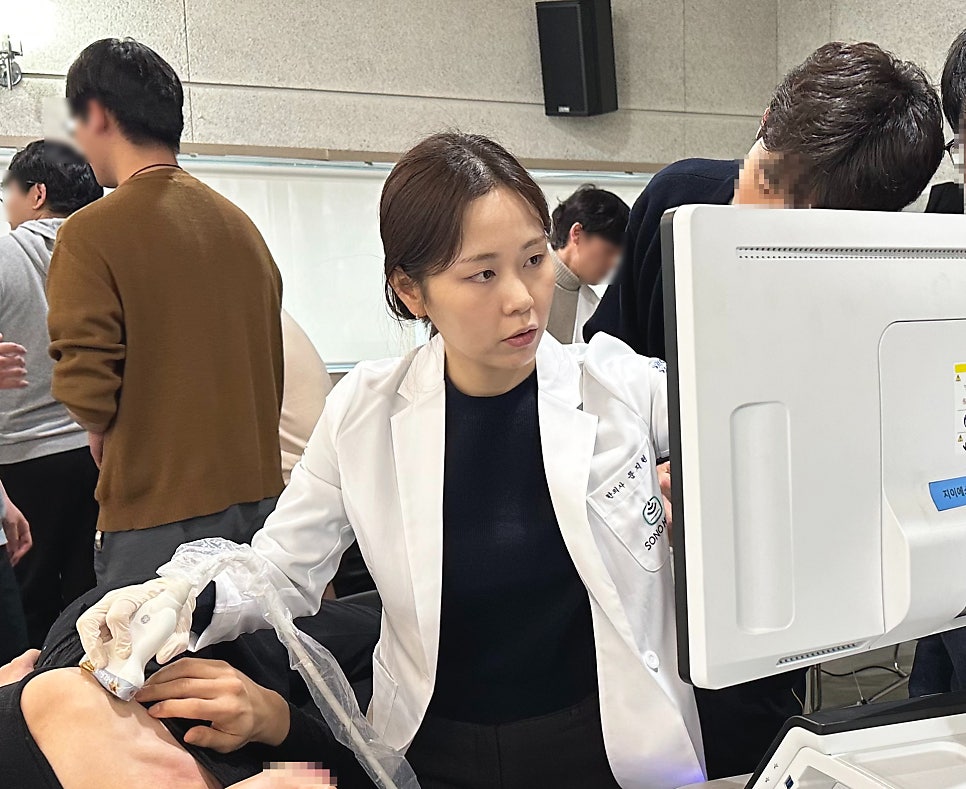 한의사가 환자의 목 부위에 초음파 검사를 하고 모니터를 보고 있는 모습 — 초음파 정밀 진단 | 서울 바로한의원 초음파 약침·도침·침도
