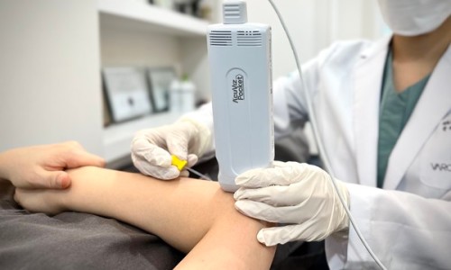 의료진이 환자의 팔에 초음파 기기를 대고 침을 시술하는 모습 — 초음파 유도하 약침 시술 | 서울 바로한의원
