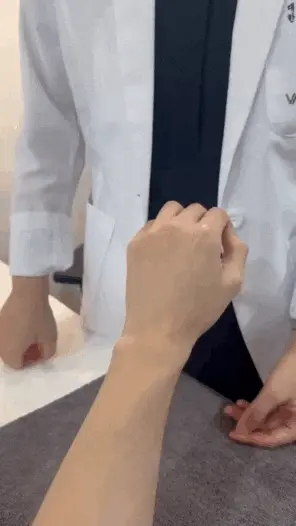 의사가 환자의 손목을 진찰하는 모습 — 서울 바로한의원 초음파 약침·도침