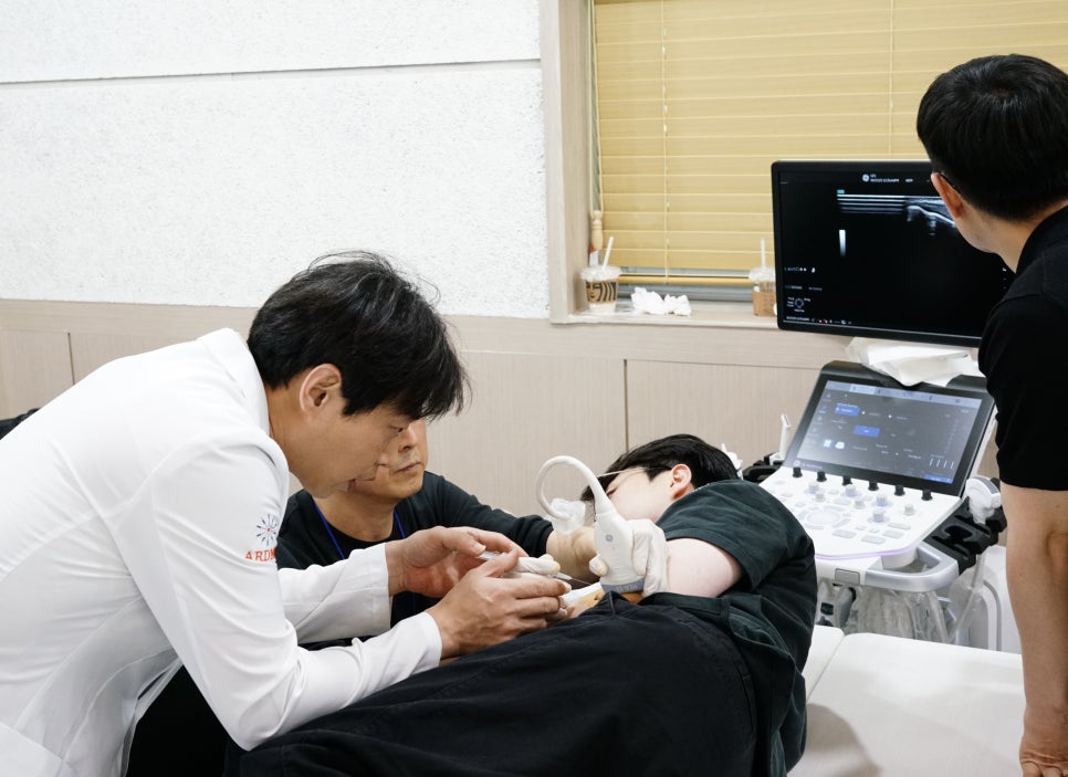 한의사가 환자의 팔에 초음파 기기를 대고 약침 시술을 하는 모습 — 대한한의영상학회 초음파 약침·도침 강의 | 서울 바로한의원