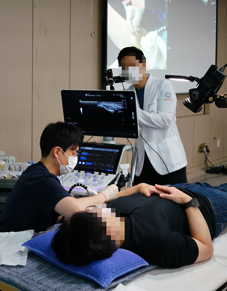 한의사가 환자의 목 부위에 초음파 기기를 대고 시술하는 모습과 초음파 화면 — 초음파 유도하 약침 시술 | 서울 바로한의원