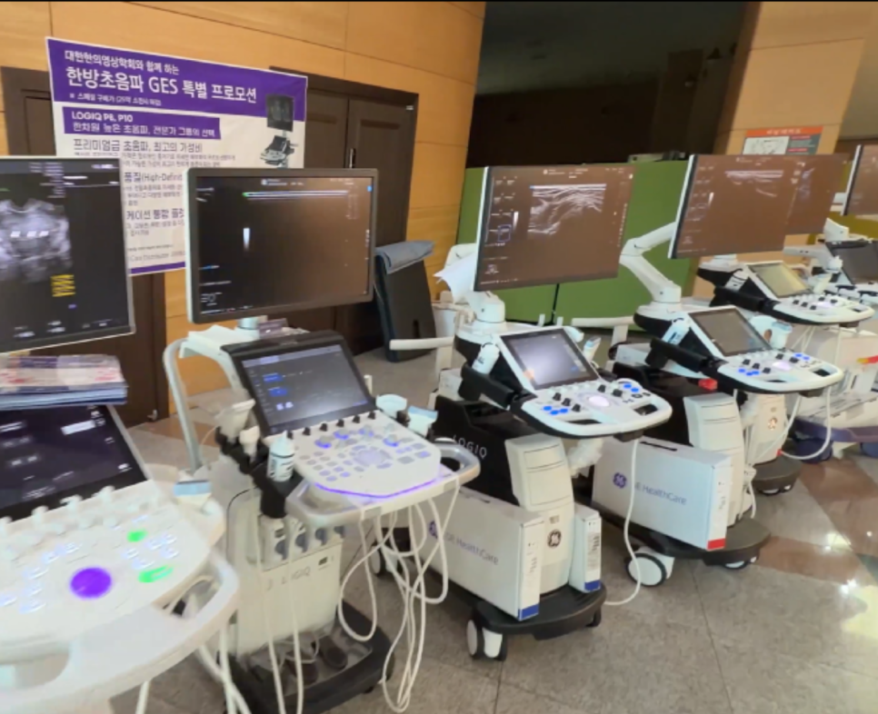 여러 대의 흰색 초음파 기기들이 전시되어 있고, 일부 모니터에는 초음파 영상이 보인다 — 초음파 정밀 진단 | 서울 바로한의원 초음파 약침·도침·침도