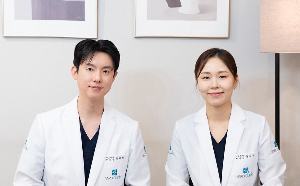 흰색 가운을 입은 두 명의 한의사가 카메라를 보며 미소 짓고 있다 — 서울 바로한의원 초음파 약침·도침