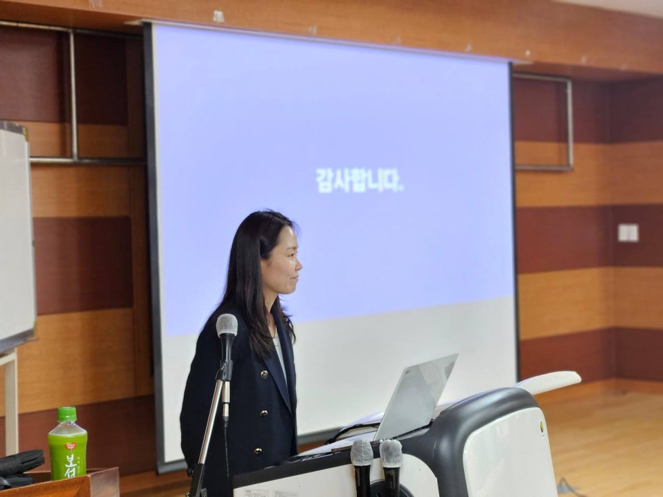 강단에서 마이크 앞에 서서 발표하는 여성의 모습. 뒤쪽 스크린에는 '감사합니다'라는 문구가 보인다 — 대한한의영상학회 초음파 약침·도침 강의 | 서울 바로한의원 문지현 원장