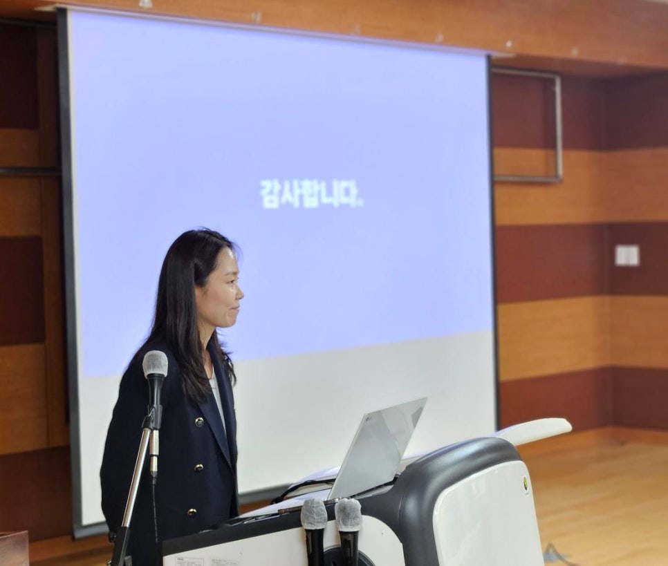 강단에서 발표하는 여성과 '감사합니다'가 적힌 스크린 — 대한한의영상학회 초음파 약침·도침 강의 | 서울 바로한의원 문지현 원장