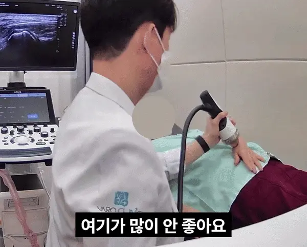 의사가 환자의 손목에 체외충격파 기기를 사용하고 있으며, 옆 모니터에 초음파 영상이 보인다 — 초음파 정밀 진단 | 서울 바로한의원 초음파 약침·도침·침도