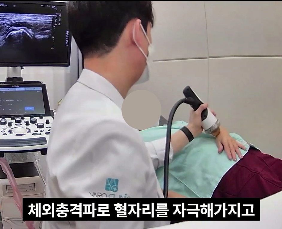 의사가 환자의 손목에 체외충격파 기기를 사용하고 있으며, 옆에는 손목 초음파 영상이 보이는 모니터가 있다 — 초음파 정밀 진단 | 서울 바로한의원 초음파 약침·도침·침도